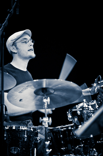 Le batteur du groupe Kanandjo avec un berret blanc