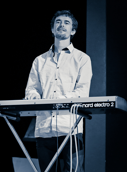Le pianiste du groupe Kanandjo en noir et blanc virage bleu