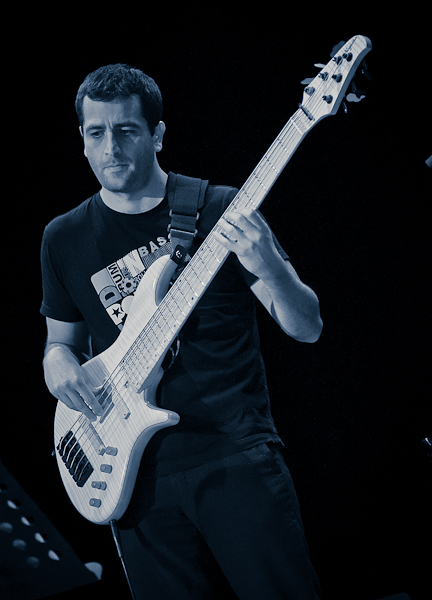 Le bassiste du groupe Kanandjo