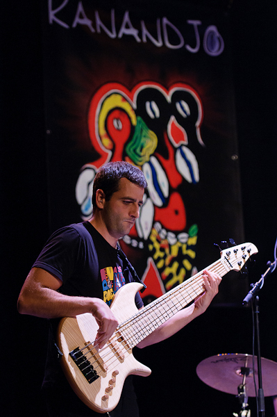 Le bassiste du groupe afro pop reggae Kanandjo