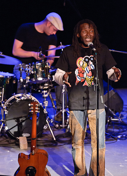 Le chanteur et le batteur du groupe afro pop reggae Kanandjo