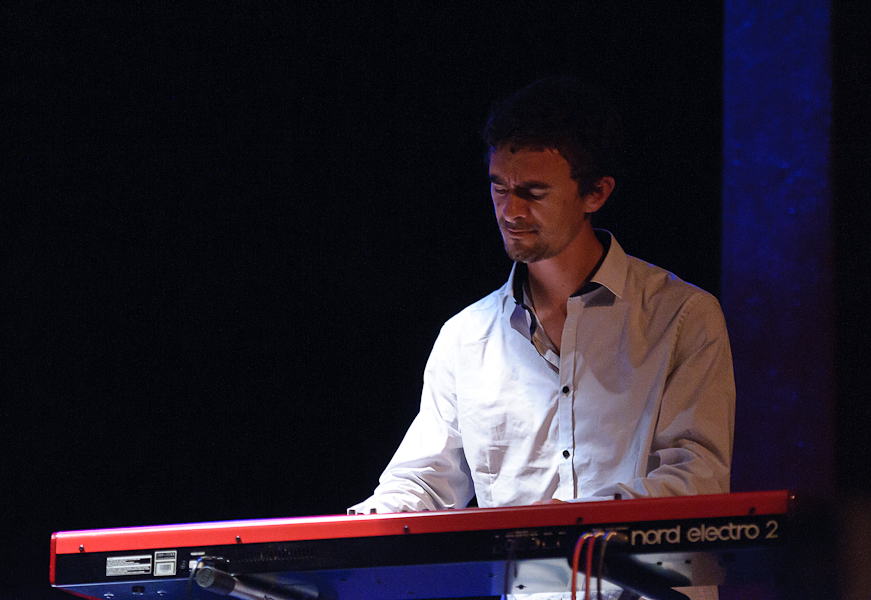 le pianiste jouant sur son clavier